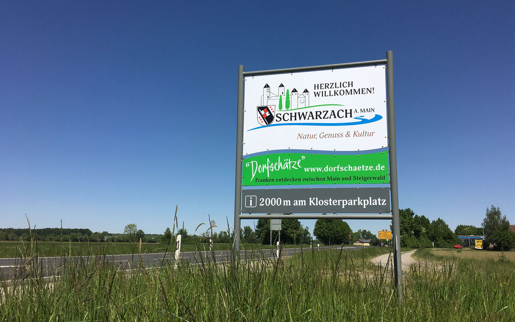 Willkommensschild an einer Ortseinfahrt