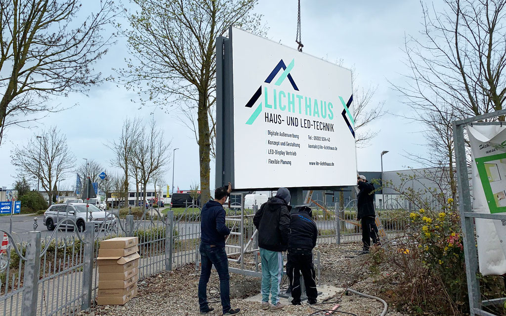 Aludibondplatte als XXL-Firmenschild mit Folienbeschriftung
