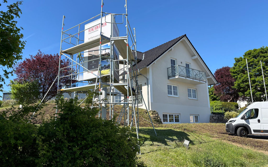 Neue Werbeschilder auf großem Pylon/Außenaufsteller