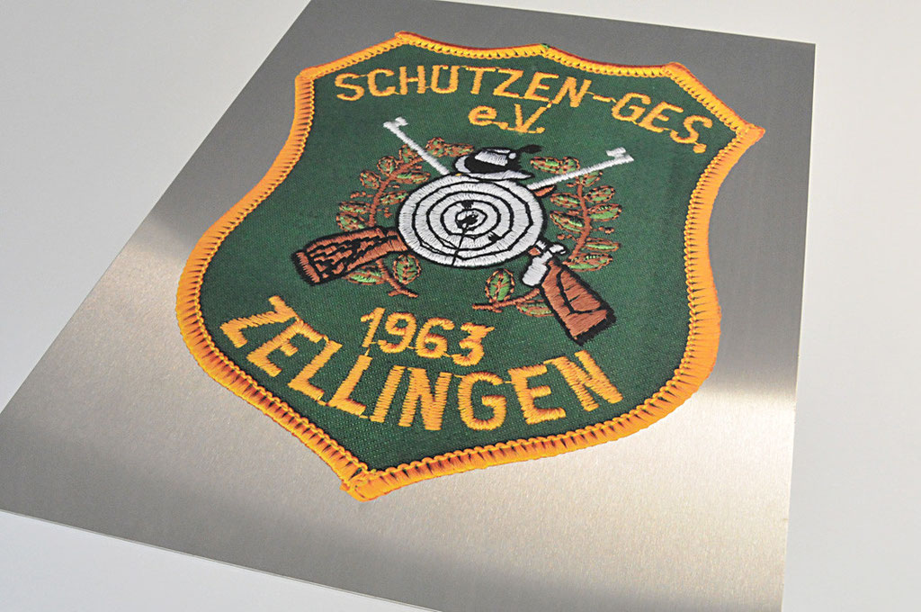 Schützen Zellingen, Edelstahlschild mit Logo für Ausschanktheke, Werbetechnik (© WÖRLE medien, Werbetechnik Würzburg)