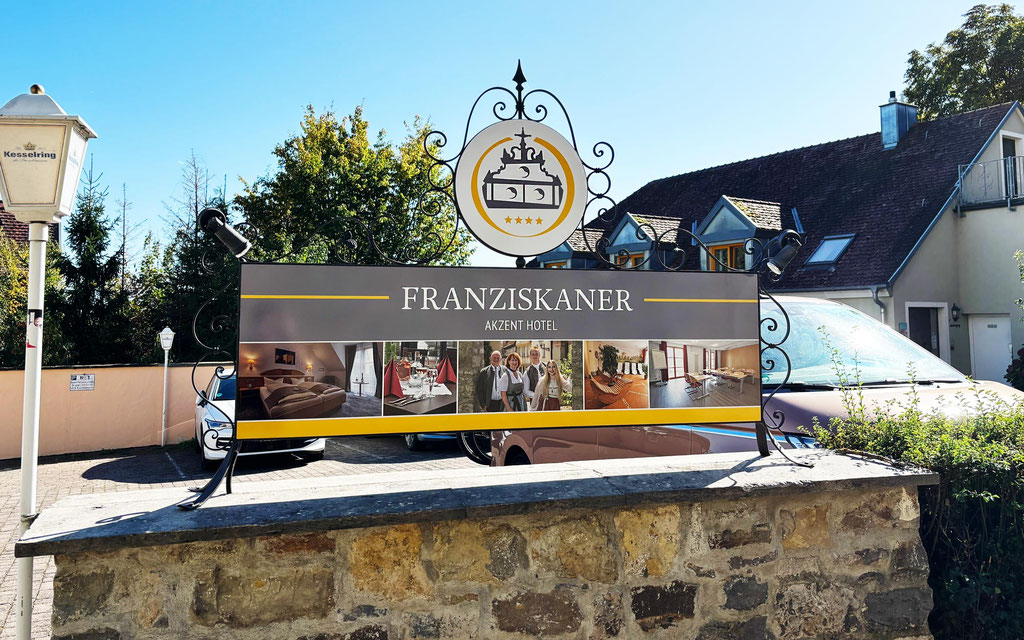 Geschmiedetes Grundgestell mit Schildern für ein Hotel