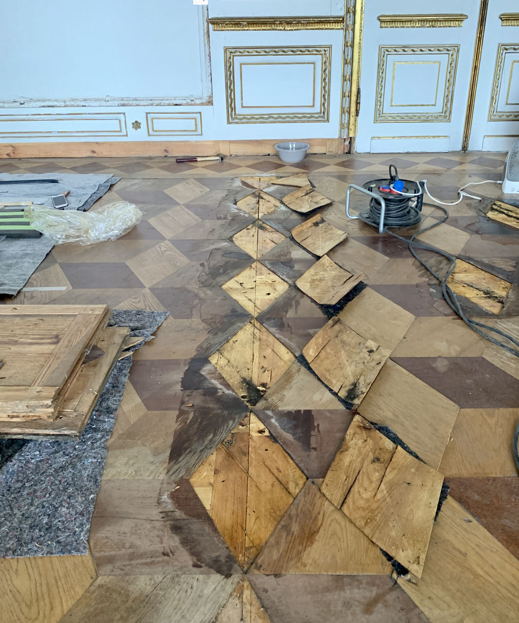 Lösen der Überfurnierung der Tafelparketplatten | Foto: Aileen Fehse