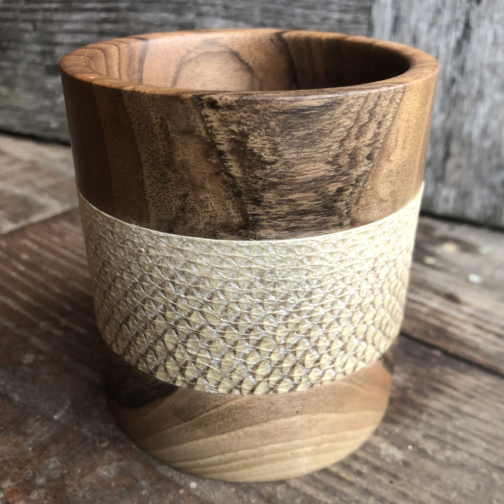 pot a crayon en noyer avec incrustation de cuir de poisson