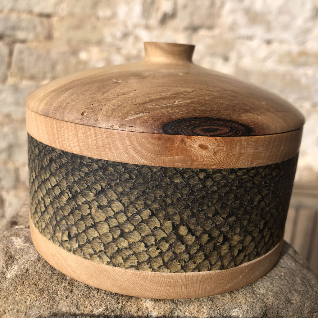boites en noyer avec incrustation de cuir de poisson