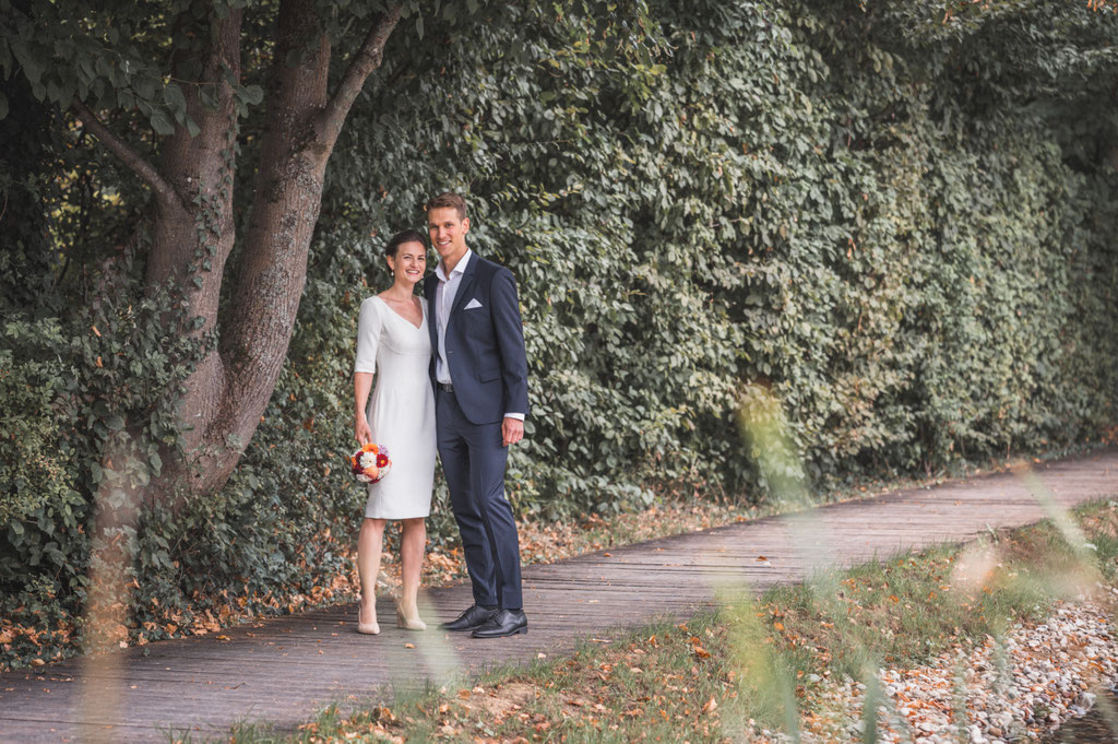 Hochzeitspaar aus der Distanz im Grünen