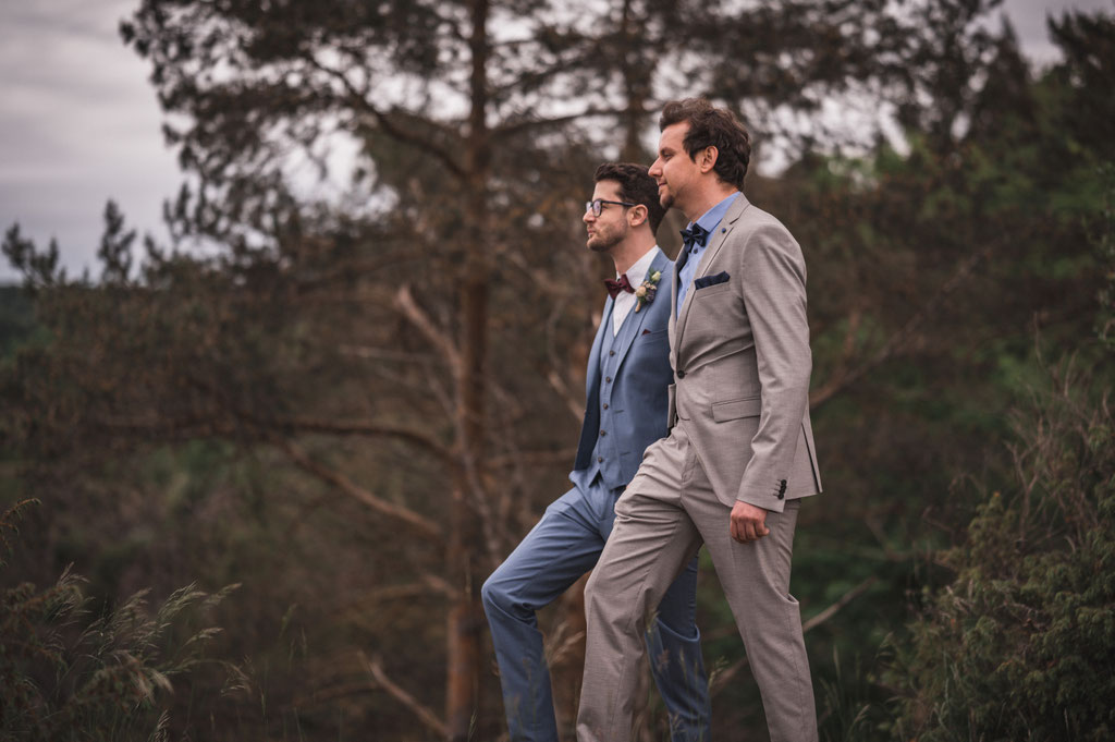 Spaziergang des Hochzeitspaares durch den Wald 
