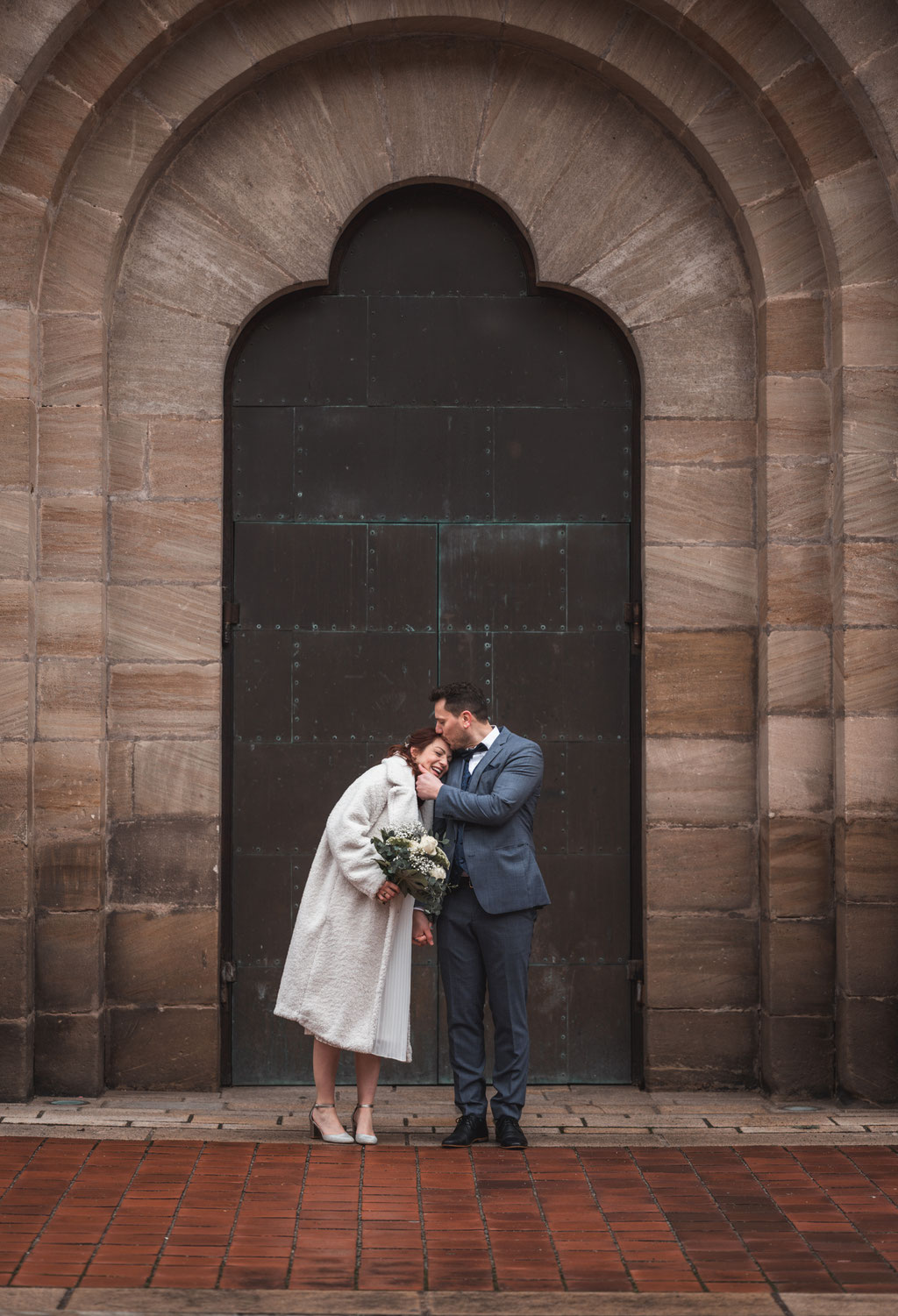 Hochzeitsshooting vor den Pforten der Kirche