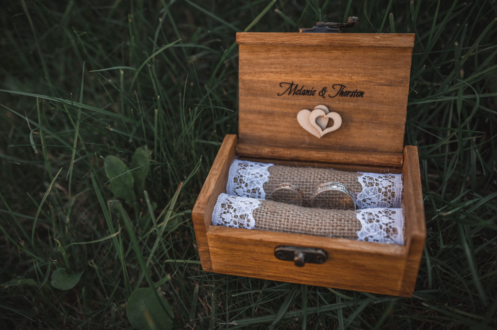 Detailfoto der Hochzeitsringe in Holzschachtel