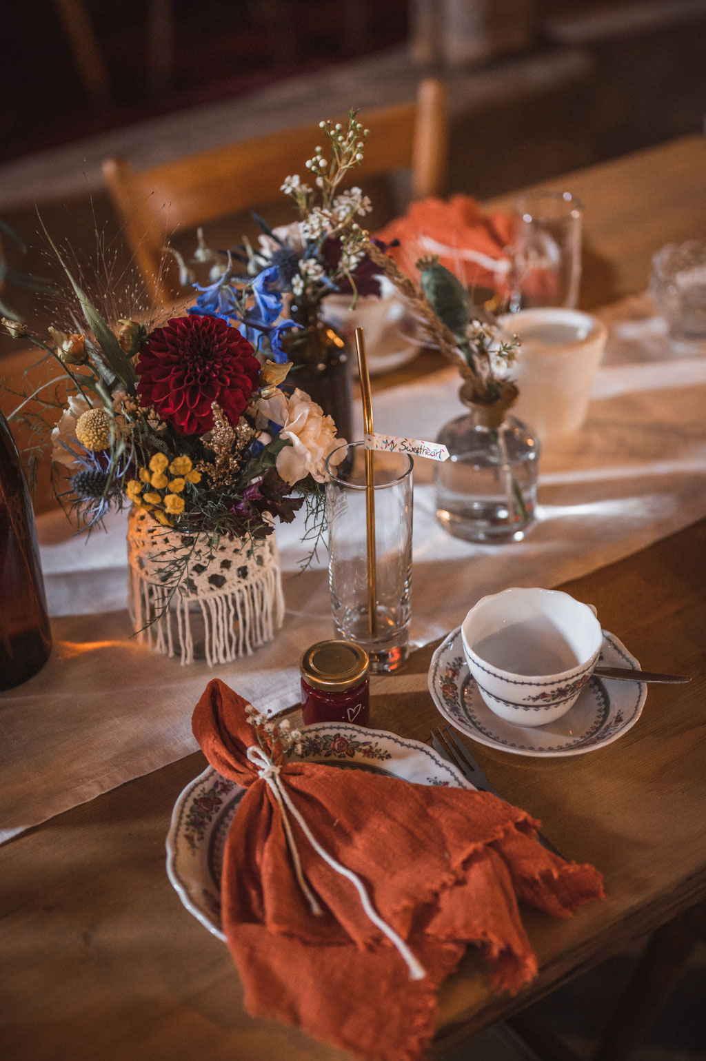 liebevoll gedeckter Tisch mit Blumen