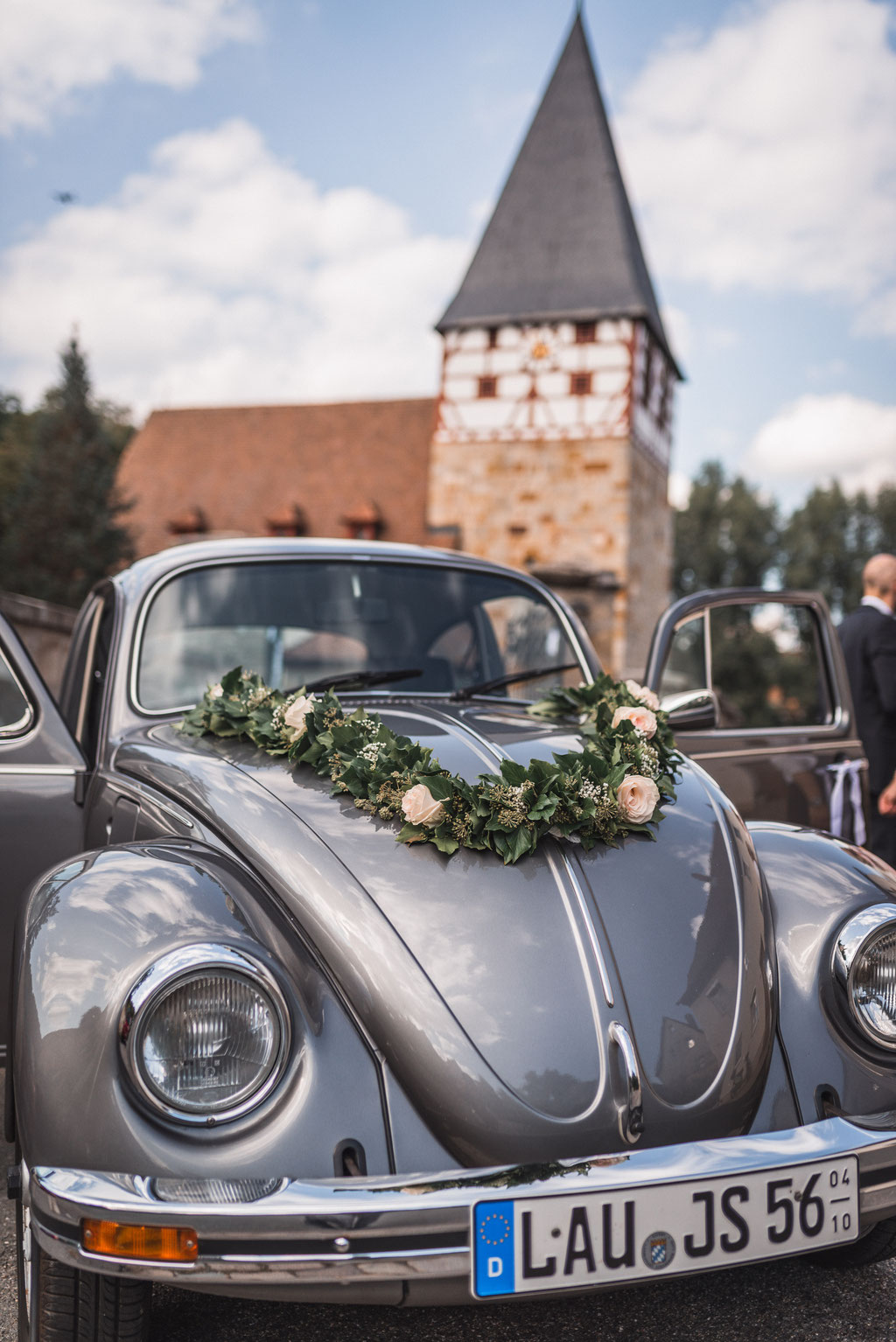 alter VW Käfer als geschmücktes Hochzeitsauto