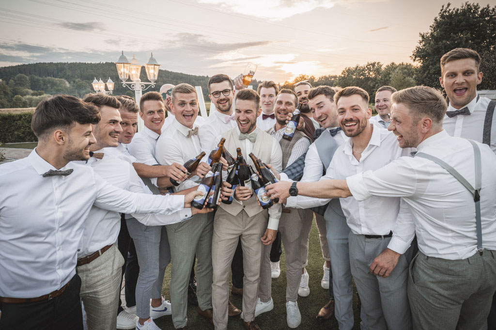 Bräutigam und Freunde stoßen an