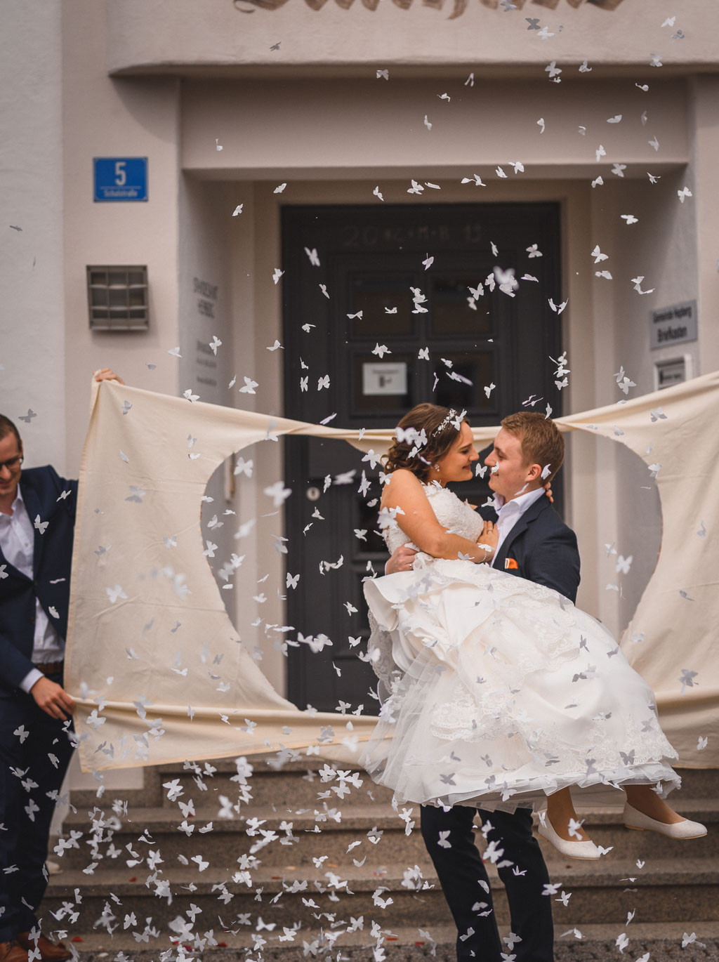 Hochzeitspaar nach dem Schritt durchs zerschnittene Bettlaken 