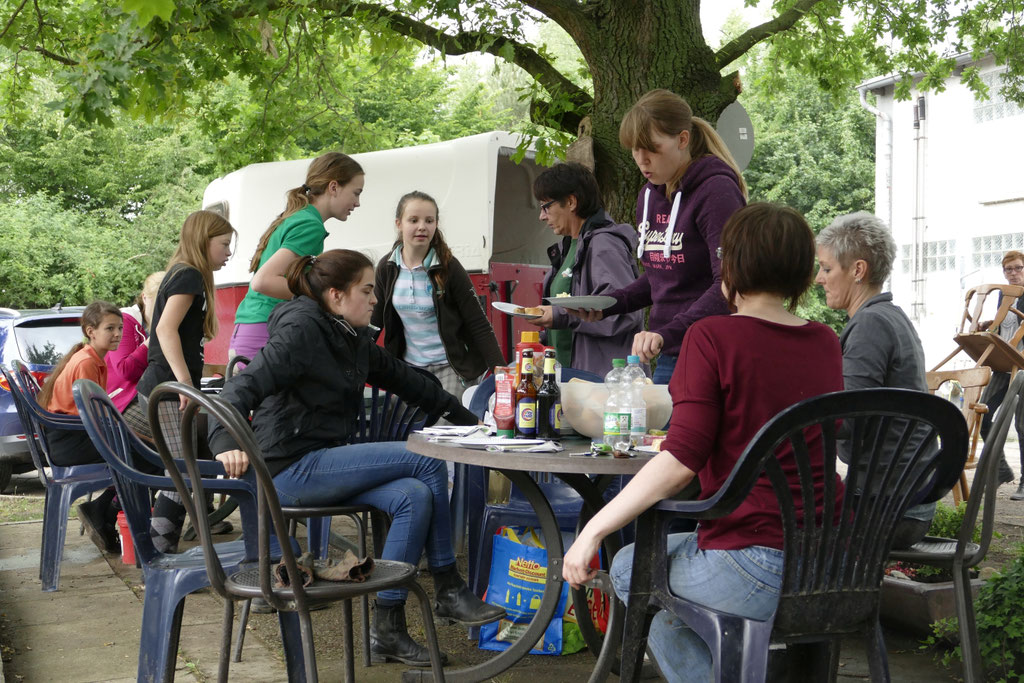 Unser Außengelände soll schöner werden, Aufräumen am 27.06.2015