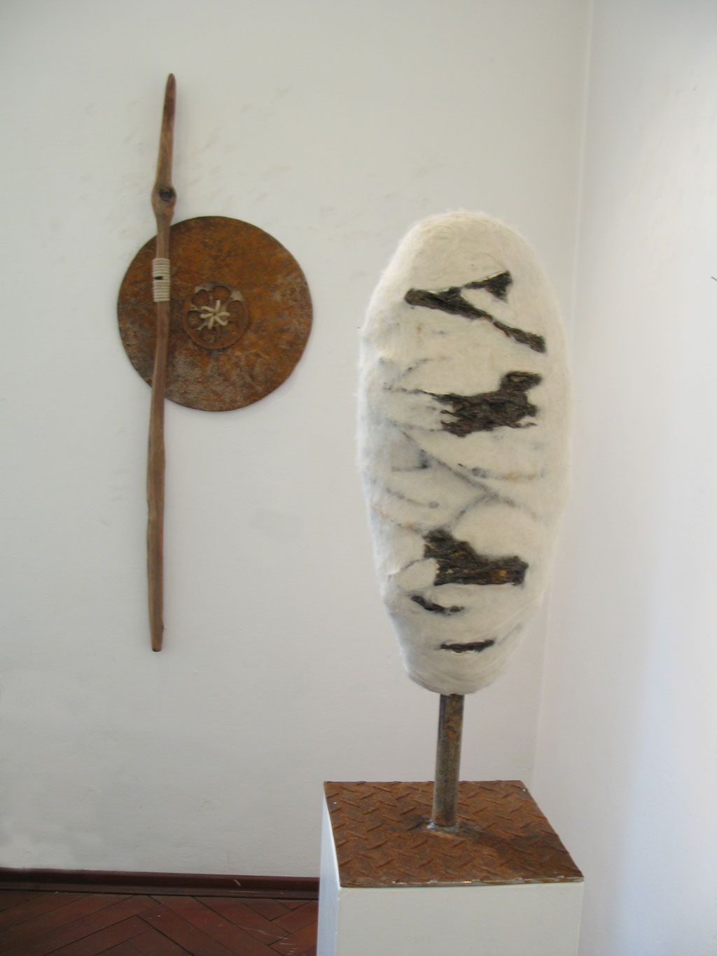 Cocoon, umfilzter Stacheldraht, Skulptur, Metall, Wolle, Kraftobjekte Wolfgang Wallner Hall in Tirol