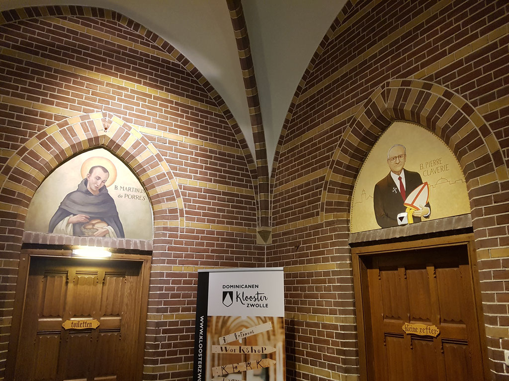 In de kloostergang van het Dominicanenklooster te Zwolle waren nog een paar lege plekken. Deze heb ik aangevuld met 2 nieuwe afbeeldingen. Rechts mijn werk, links een van de reeds aanwezige schilderingen door Pater van Bergen.