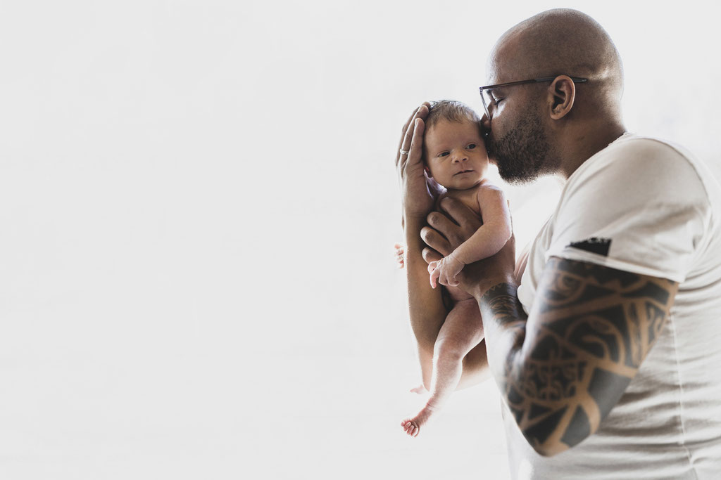 Babyshooting, newbornfotografie, newborshooting, Familyshooting in Aalen, Familienfotgrafin, Baby auf Arm