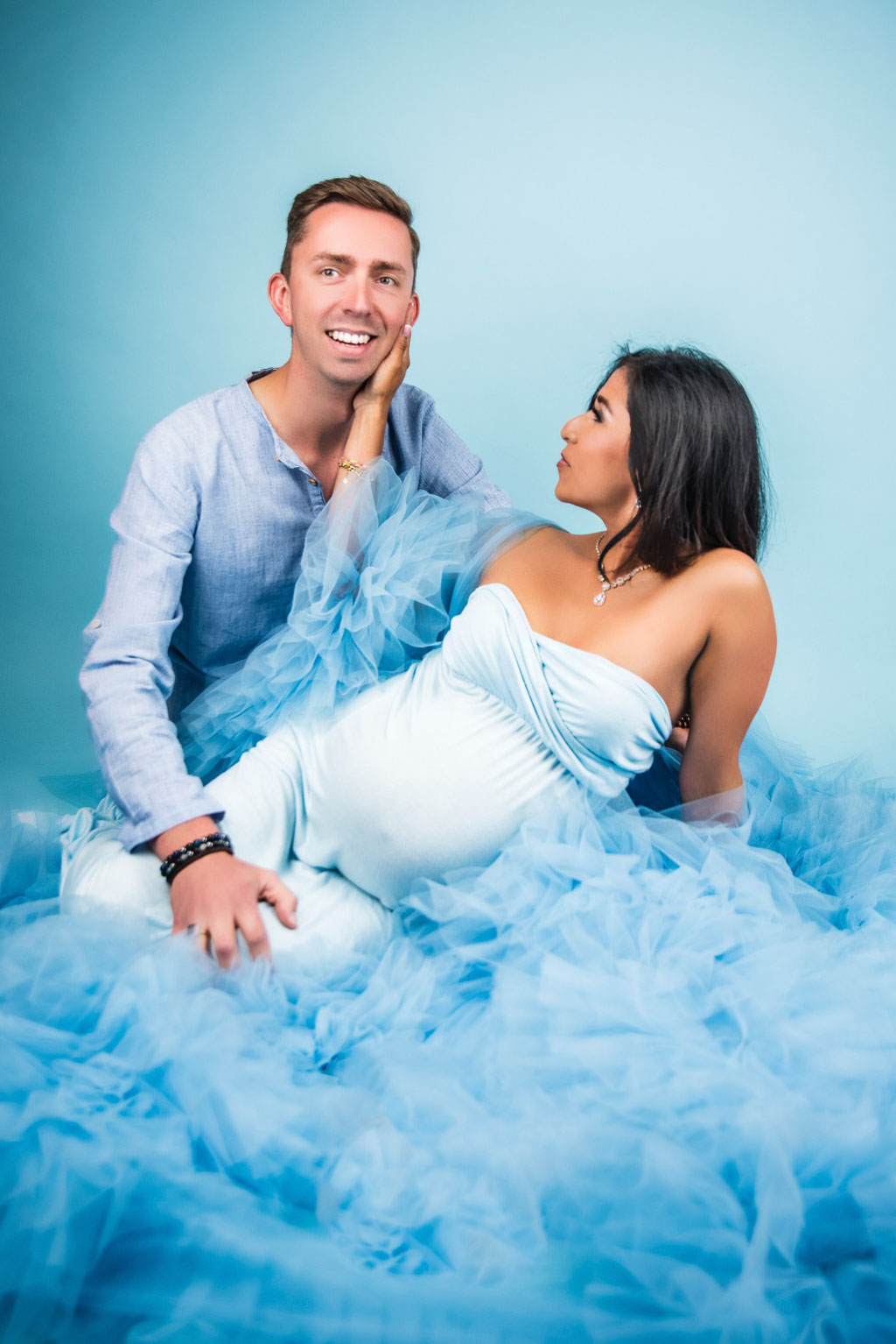 zwangerschapsshoot in blauwe jurk