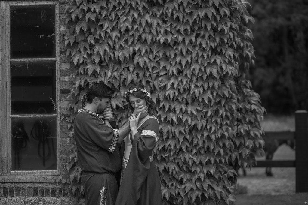photos de couple mariage médiéval costume 
