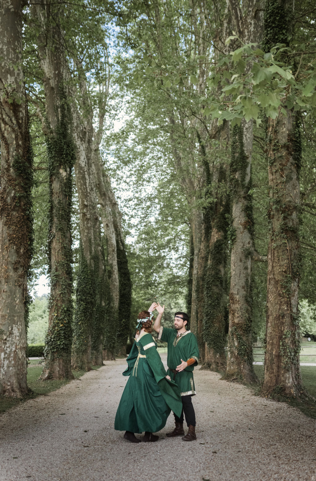 photos de couple mariage médiéval costume 
