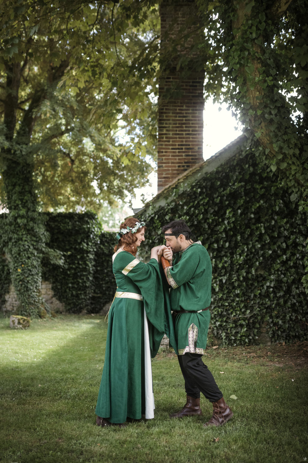 photos de couple mariage médiéval costume 