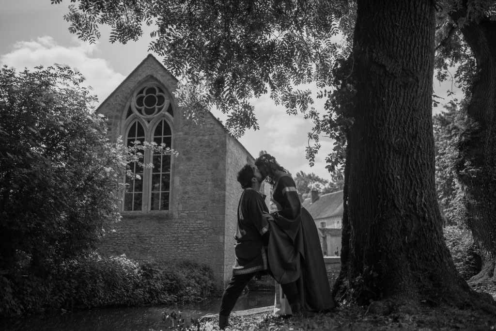 photos de couple mariage médiéval costume 