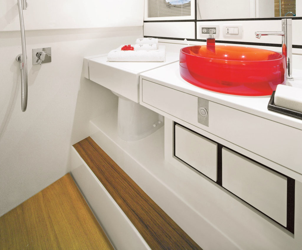 WC mit Waschbecken an Bord der Itama "Dolce Vita" Yacht
