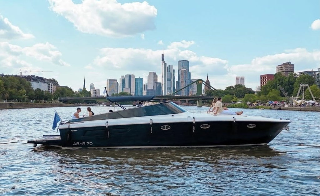 Itama "Dolce Vita" Yacht mit Skyline von Frankfurt am Main 