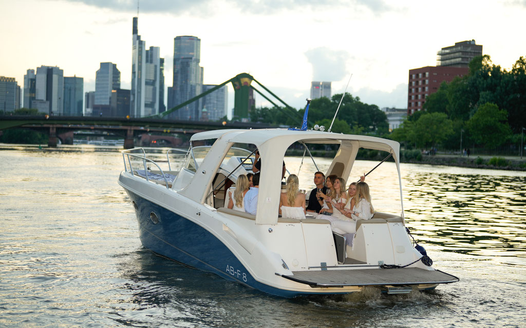 Bootparty in Frankfurt am Main vor der Skyline