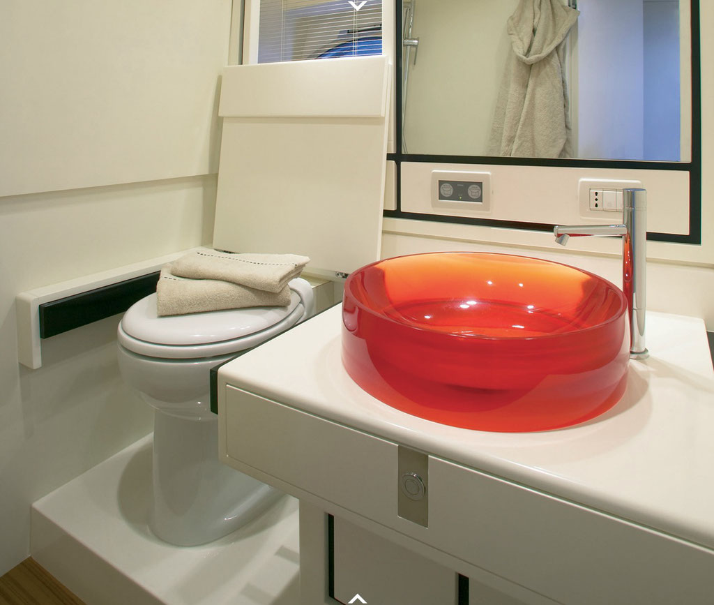 WC mit Waschbecken an Bord der Itama "Dolce Vita" Yacht