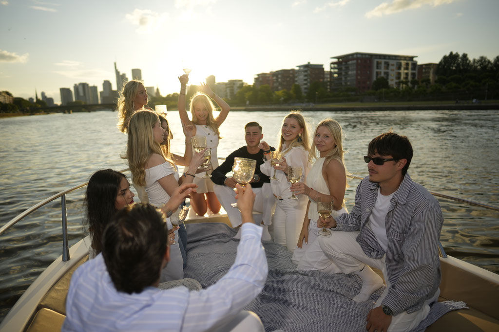 Geburtstagsparty oder JGA auf dem Partyboot mit großer Liegefläche