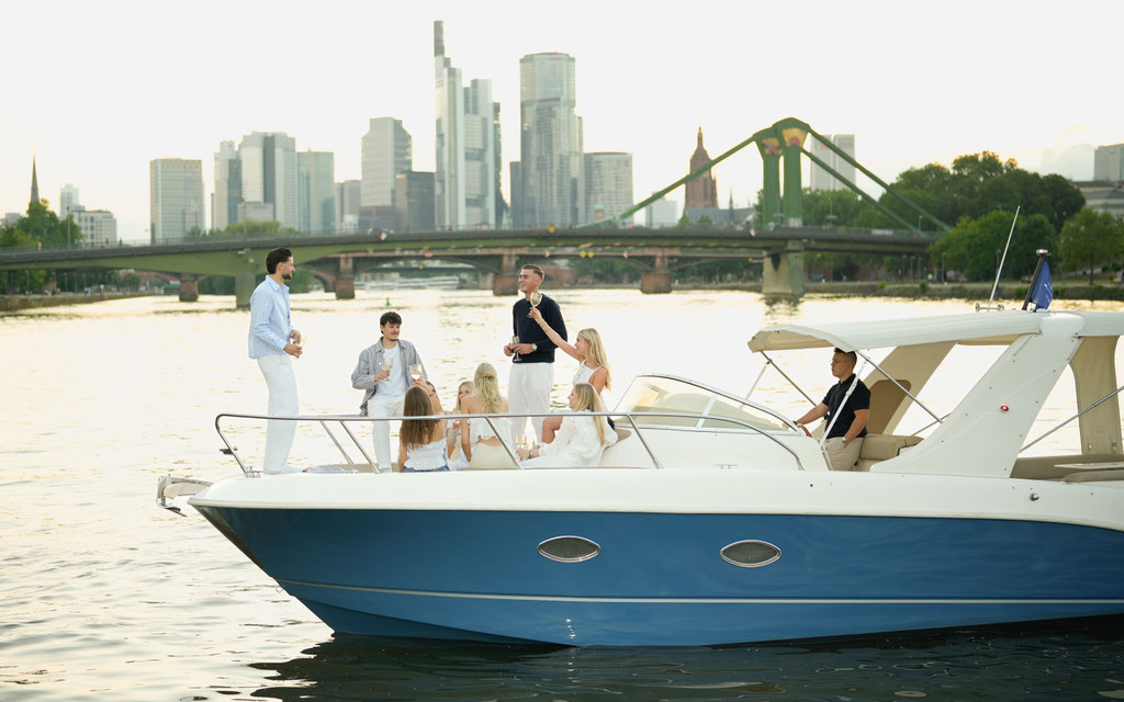 Bootparty in Frankfurt am Main vor der Skyline