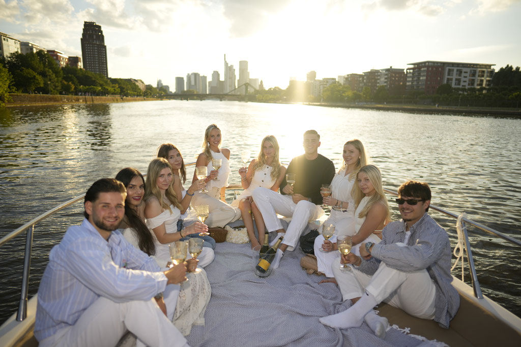 Geburtstagsparty oder JGA auf dem Partyboot mit großer Liegefläche