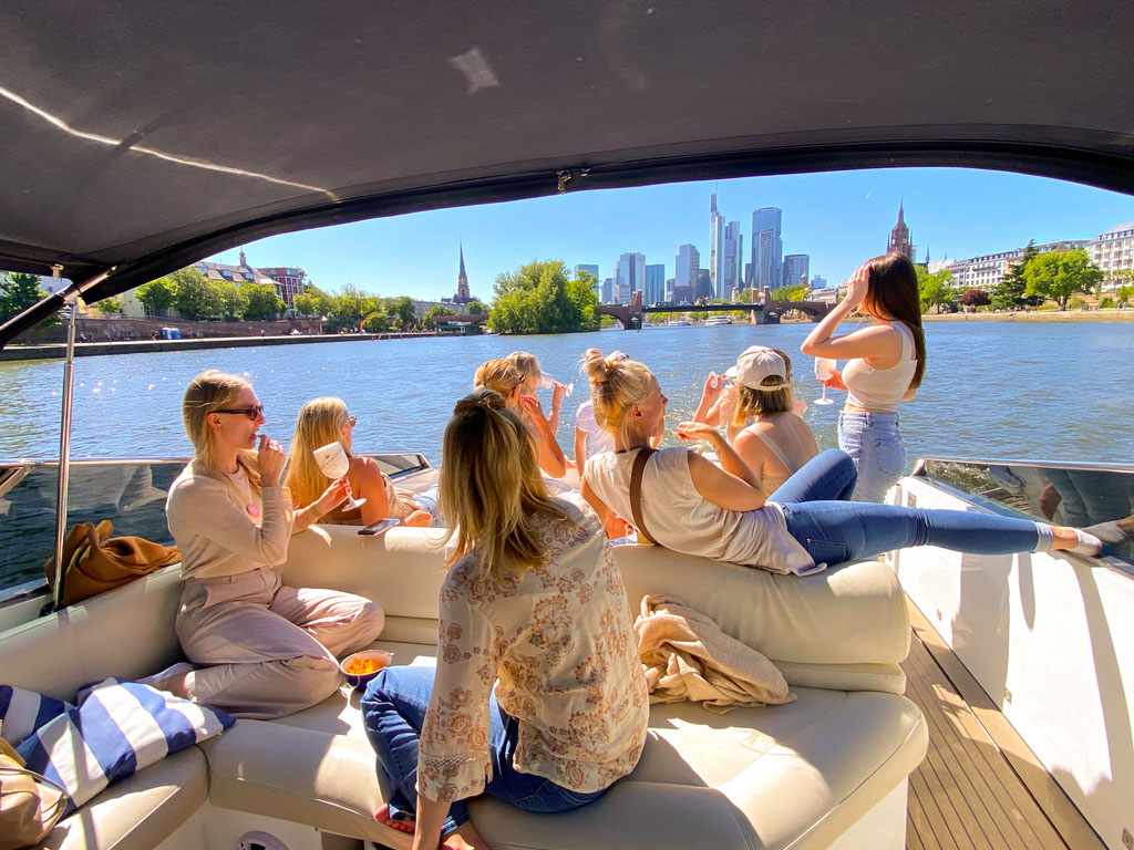 Junggesellinnenabschied mit der Itama "Dolce Vita" Yacht Tour
