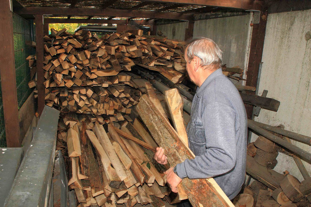 Bereits im Herbst wird  das Holz für das nächste Osterfeuer trocken eingelagert.