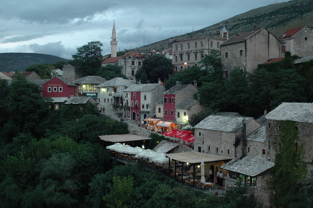 Blick von der Alten Brücke auf Mostar, Bosnien-Herzegowina