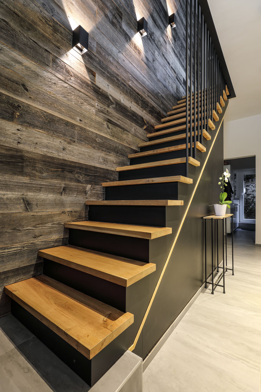 Création d'un escalier en mdf avec les marches en bois de chêne naturel et les contres marches noires