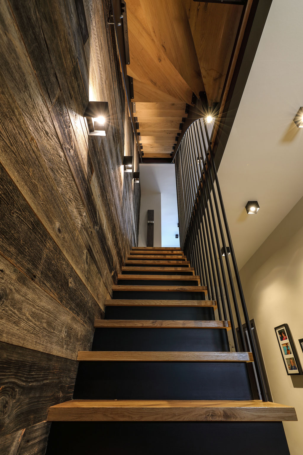 Escalier avec marche en bois et contre marche en mdf noir parement mural en bois récupéré vieilli Catherine Colot Décoratrice d'intérieur Rochefort