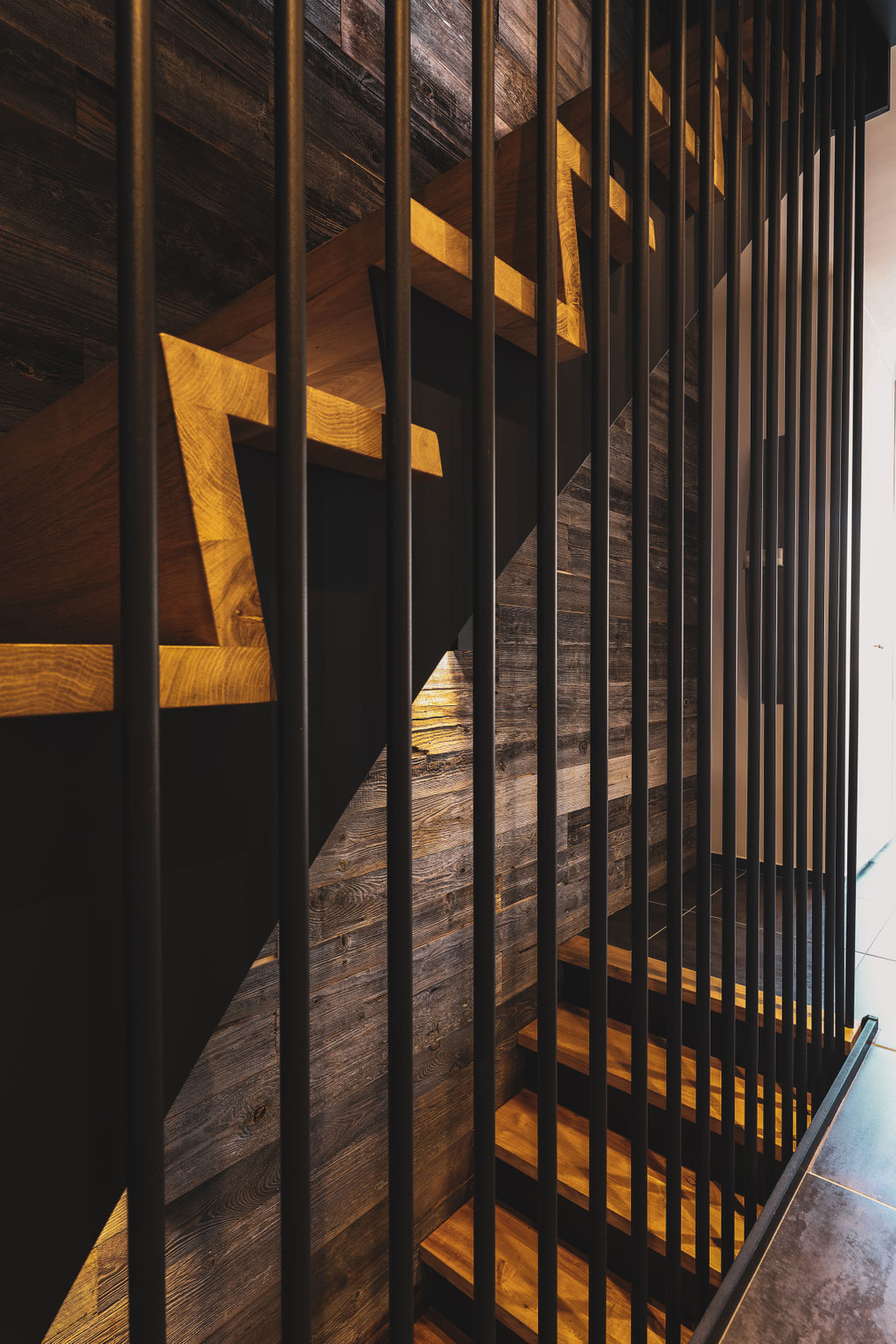 Claustra métallique noir, escalier avec une marche sur deux à demi claire voie Catherine Colot Décoratrice d'intérieur Rochefort