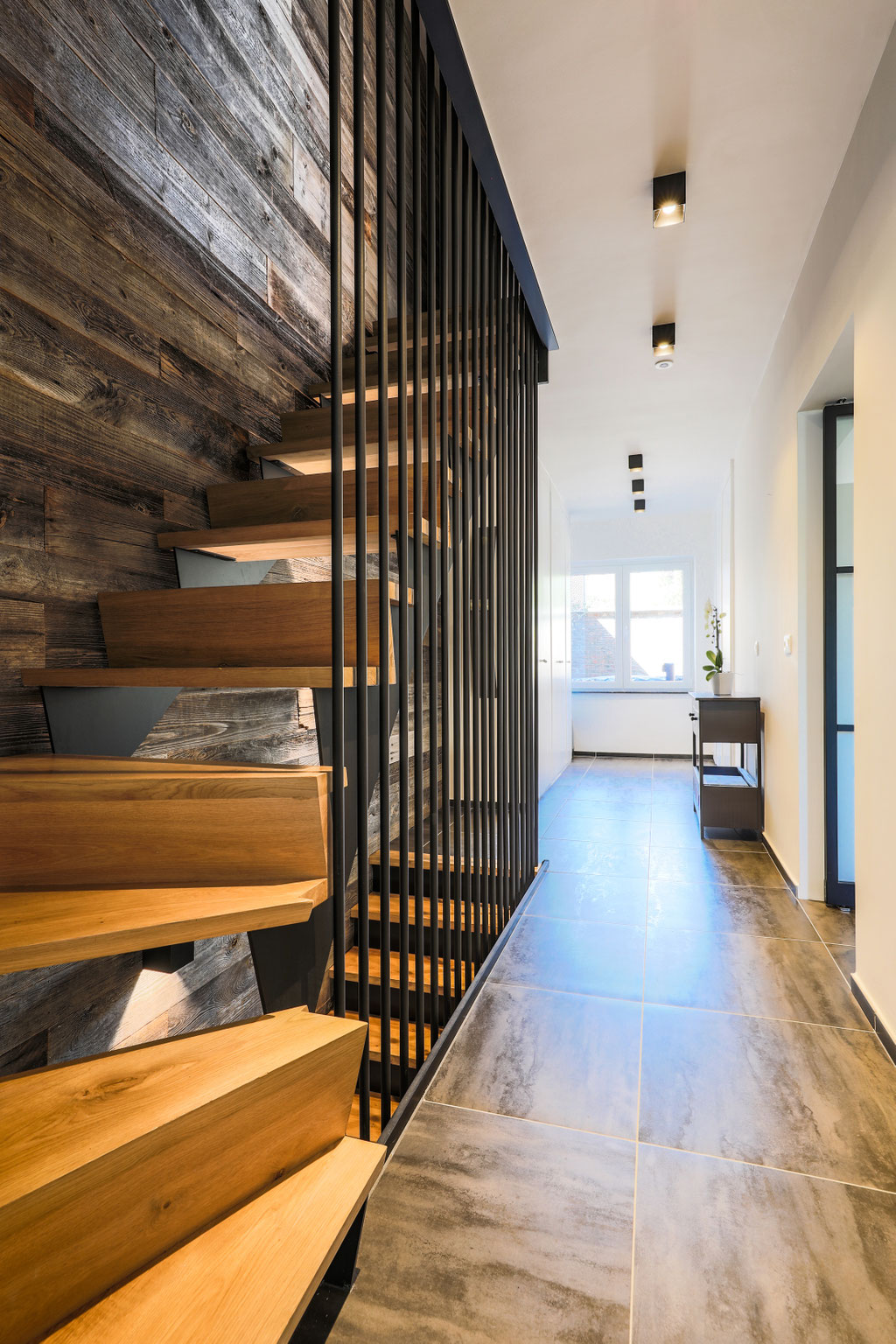 Dépose d'un cloison et ouverture de l'espace pour faire entrer la lumière naturelle. Catherine Colot Architecte d'intérieur Rochefort