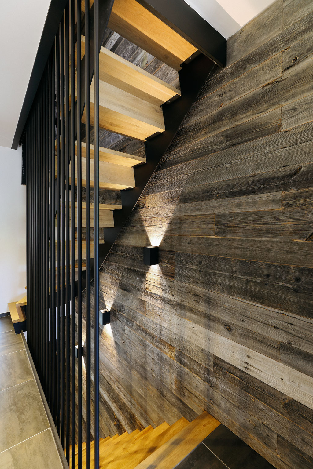 Parement mural en bois de chêne vieilli. Applique luminaire Wever&Ducré Catherine Colot Architecte  d'intérieur Rochefort