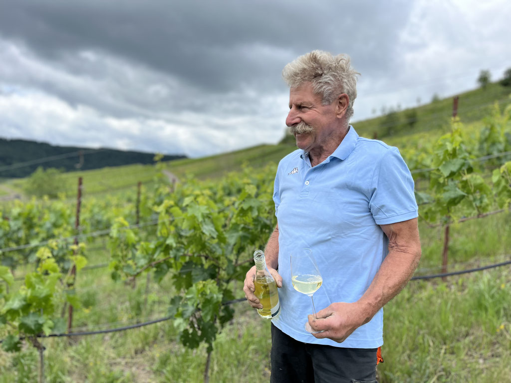 Gerd sorgt für Ordnung bei uns auf dem Hof. Er stellt sicher, dass der Rasen gemäht ist, die Obstbäume geerntet werden, und der Müll richtig getrennt wird. Außerdem kann er wirklich alles reparieren! Nicht verzagen und Gerd fragen ist hier das Motto!