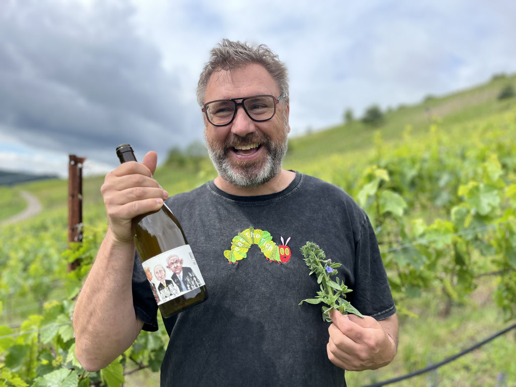 Jan Matthias ist der Mann, der Wein macht, Zahlen zähmt, mit visionärem Denken die Zukunft plant und dabei als charmanter Gastgeber überzeugt. Wer ihn trifft, verlässt das Weingut als Freund – und mit einem Lächeln (und vermutlich einer Flasche Wein)!