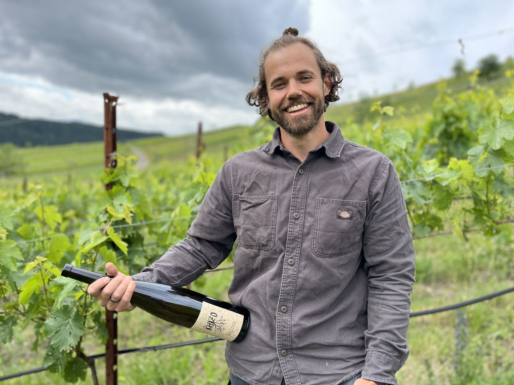 Kosie bringt mit seinen südafrikanischen Wurzeln unsere Mikroorganismen im Weinberg so richtig in Fahrt - seine Aufgeschlossenheit und Führungsqualität bringt unseren Weinbergen die richtige Energie!