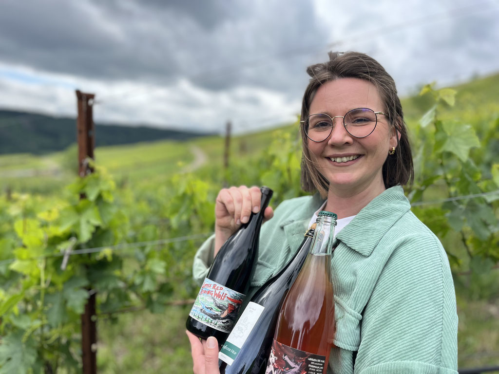 Wenn Laura im Hintergrund arbeitet, könnte man meinen, das Weingut läuft von allein. In Wahrheit sorgt sie dafür, dass alles wie ein gut geöltes Fass am Rollen bleibt – und das, ohne ins Chaos zu stürzen (jedenfalls meistens).