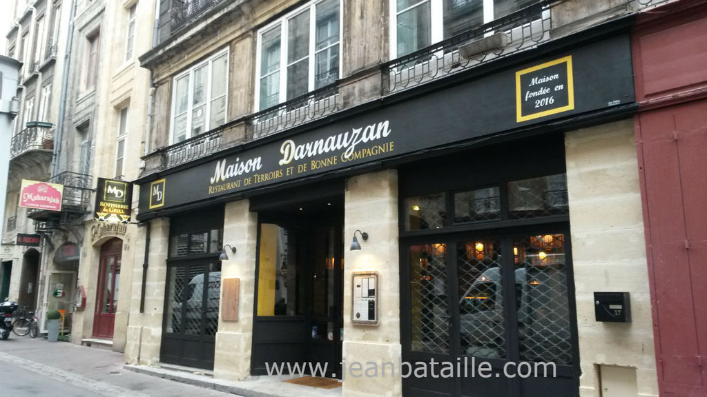 Lettres peintes sur devanture de restaurant en bois