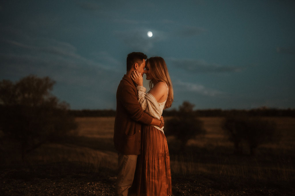 Paarshooting an der Fröttmaninger Heide bei Abendstimmung mit Mond.