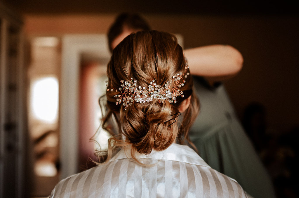Brautstyling in Dachau mit lockerer Hochsteckfrisur