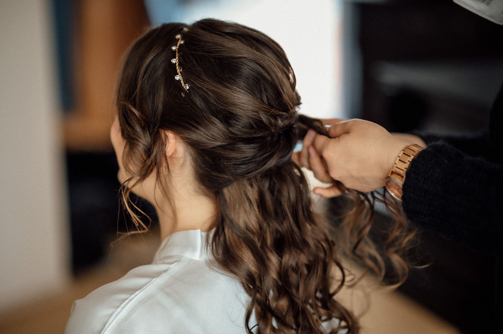 Haarstyling bei der Braut in Dachau
