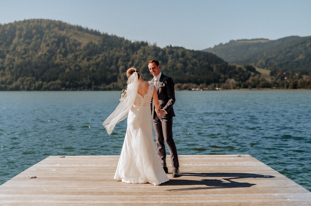 Hochzeitsfotografie Schliersee, First Look am Schliersee, die Braut und Bräutigam sehen sich zum ersten mal auf dem Steg am Schliersee.