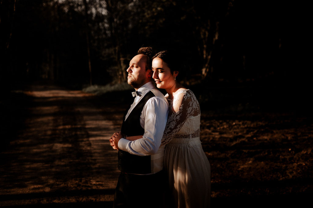 Pärchenshooting bei einer Hochzeitsbegleitung. Das Brautpaar genießt die letzten Sonnenstrahlen ihres Hochzeitstages. Hochzeitsfotografen sind Andreas Reiter und Manuela Reiter.